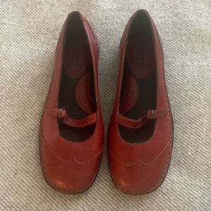 Born Maryjane’s red leather upper, leather linings. Very well maintained. EUC.